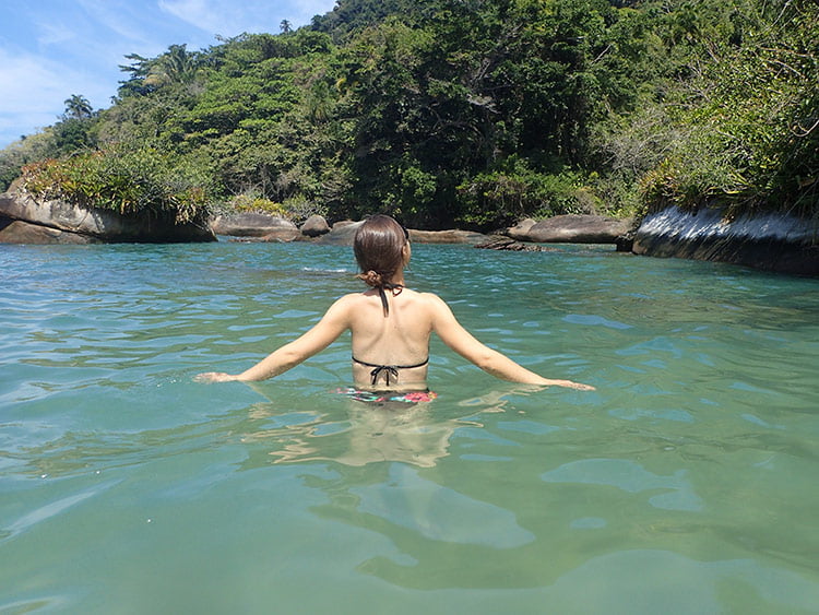 Baignade dans la piscine naturelle de Cachadaço