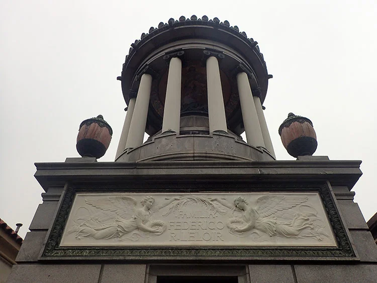 Tombe au cimetière de Recoleta