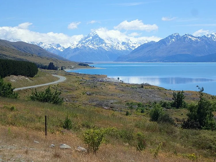 Le lac Pukaki et le Mont Cook en arrière-plan 