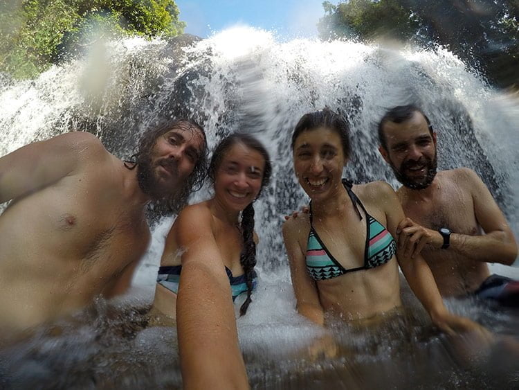 Les Avencurieux et les Manalas sous la cascade de Malanda