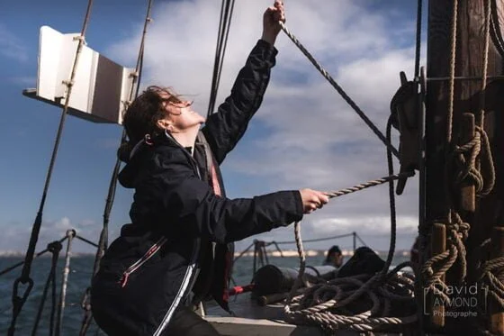 Laura en pleine navigation sur un voilier