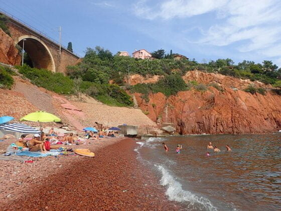 La plage d'Abel Baliff au Trayas et ses galets et roches rouges