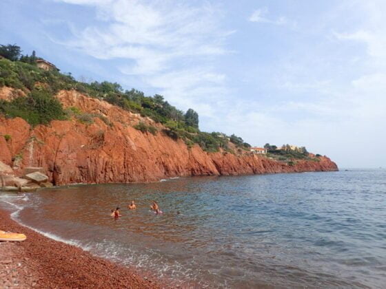 La plage d'Abel Baliff au Trayas entourée de roches rouges