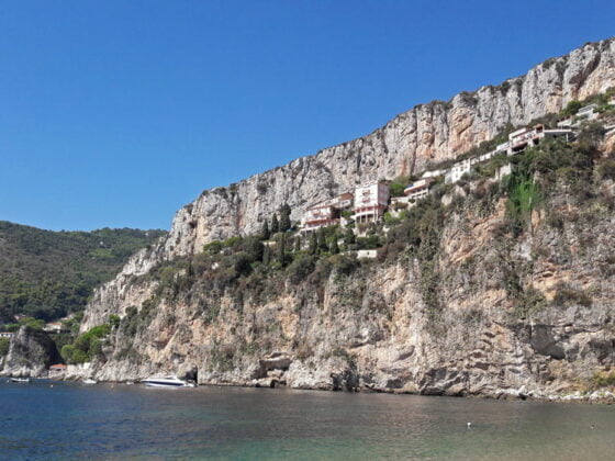 Falaises rocheuses enserrant la plage de la Mala