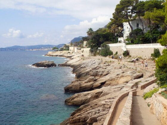 Le sentier littoral menant à la plage de la Mala, à Cap d'Ail