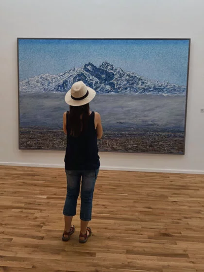 Emilie observe un tableau du Canigou au musée d'art de Céret