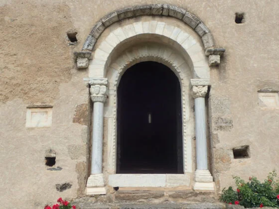 Très belle porte à l'entrée de l'église Santa Maria del Vilar à Villelongue-dels-Monts