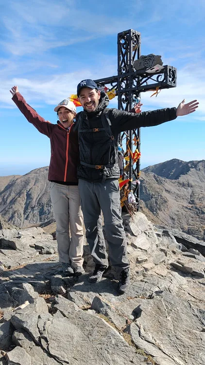 Emilie et Cédric heureux devant la croix du Canigou