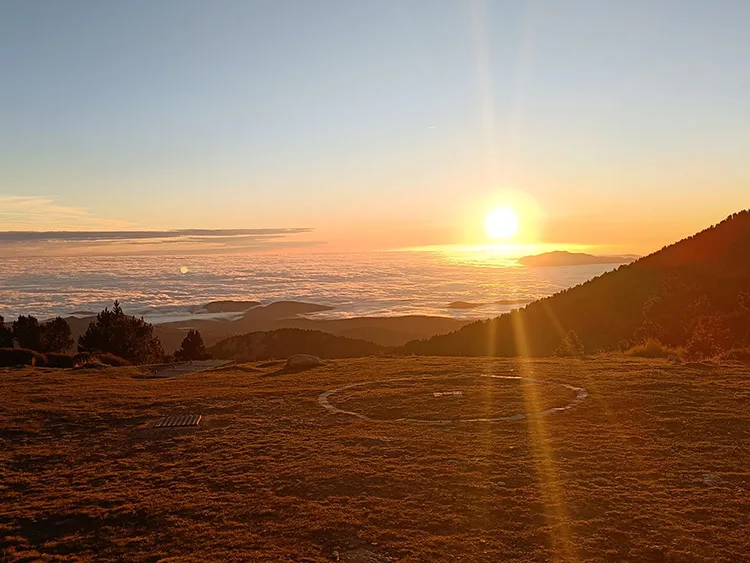 Lever de soleil avec une magnifique mer de nuages