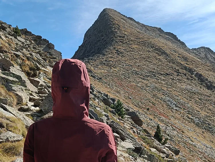 Emilie de dos devant la dernière partie du sentier menant au pic du Canigou