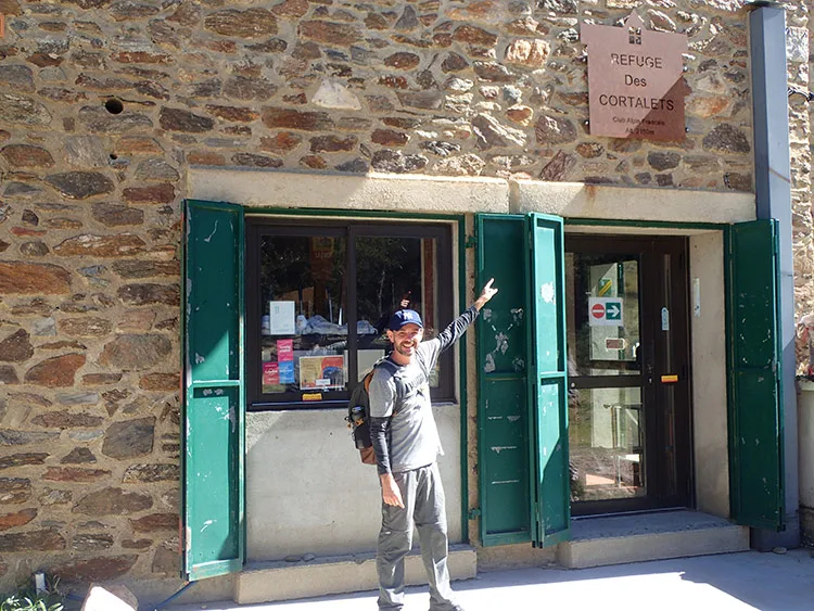 Cédric devant le refuge gardé des Cortalets