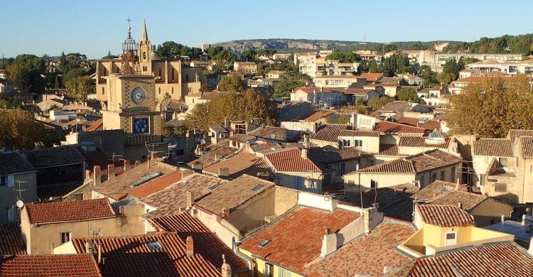 Vue sur les toits de Salon-de-Provence avec la lumière de fin de journée
