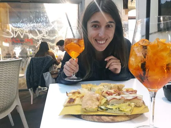 Aperitivo à la Spezia avec deux aperol spritz et des choses à grignoter