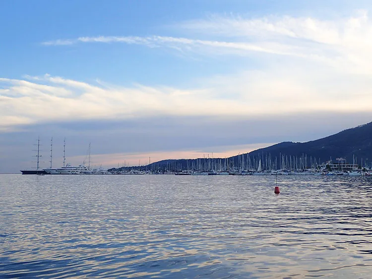 Balade en bord de mer en fin de journée
