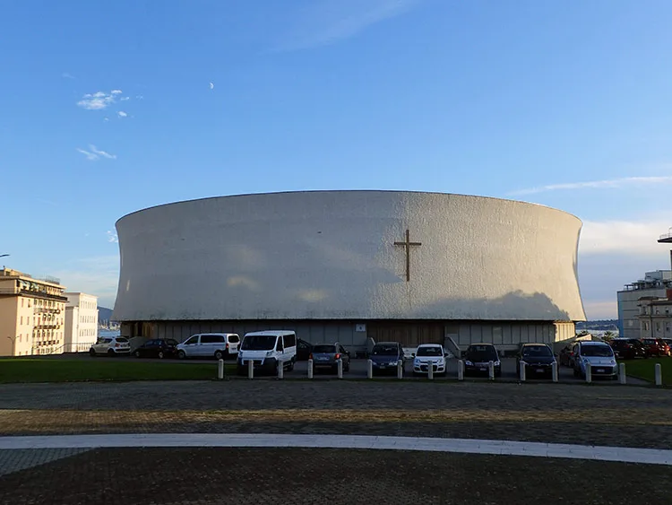 La cathédrale Cristo Re est de forme circulaire
