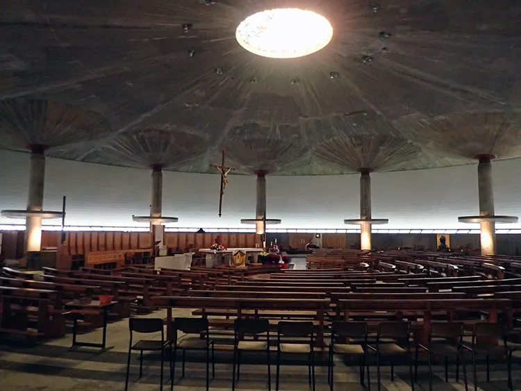 L'intérieur de la cathédrale est plutôt sobre et étrange