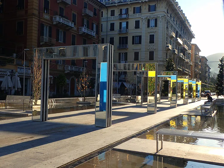 Sculptures sur la place Giuseepe Verdi