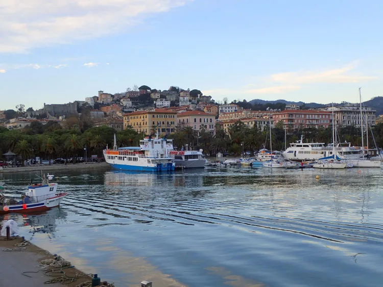 Bateaux dans le port de la Spezia, aux dernières lueurs du soleil