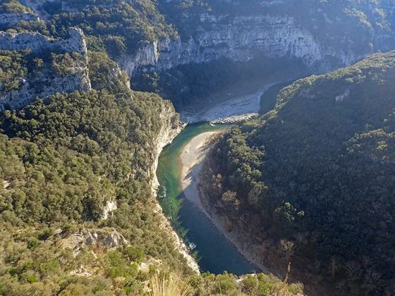 Depuis la route panoramique des Gorges de l’Ardèche, on a des vues plongeantes sur les gorges