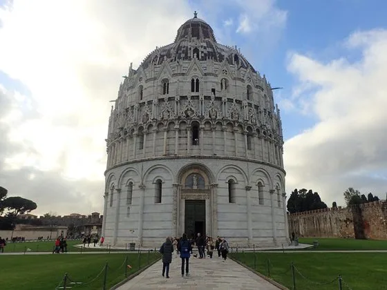 Le baptistère de Pise est plus beau de l'extérieur que de l'intérieur