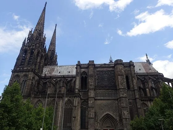 La Cathédrale Notre-Dame-de l’Ascension, de profil