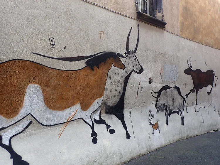 Oeuvre de Lasco reproduiant les peintures rupestres de la grotte de Lascaux dans les rues de Clermont