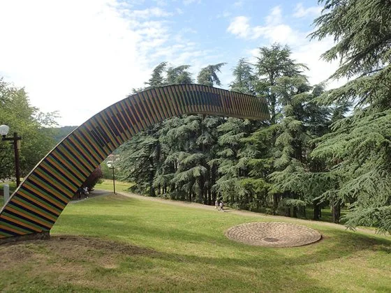 Sculpture dans le parc de Montjuzet 
