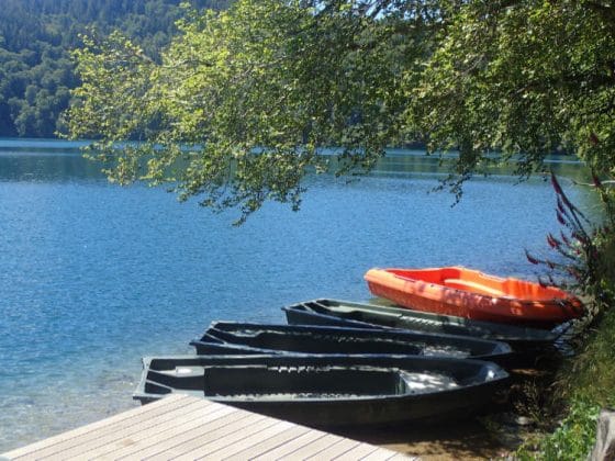 Le lac Pavin, avec 4 barques amarrées en bord de lac