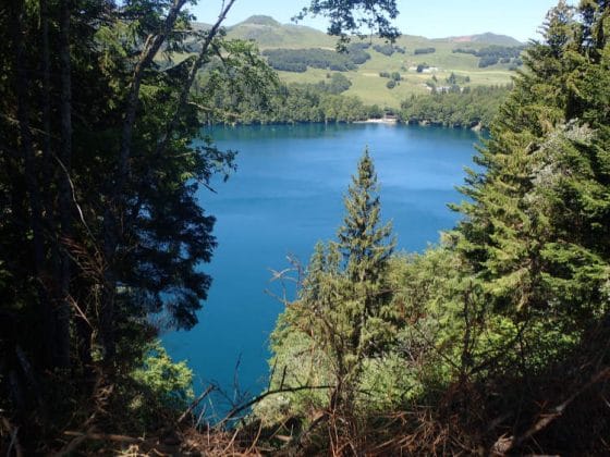 Le lac Pavin vu depuis le sentier en hauteur
