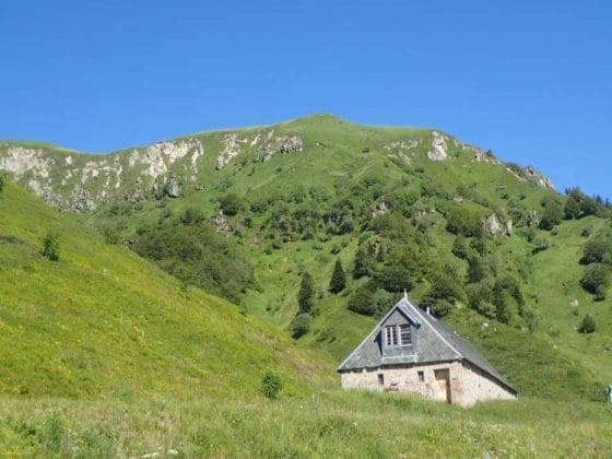 Maison entourée de verdure, au début de la randonnée vers le Puy de Sancy