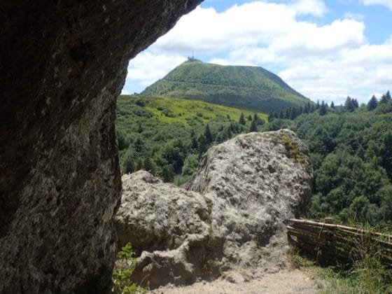 Vue sur le Puy de Dôme depuis les grottes du Cliersou