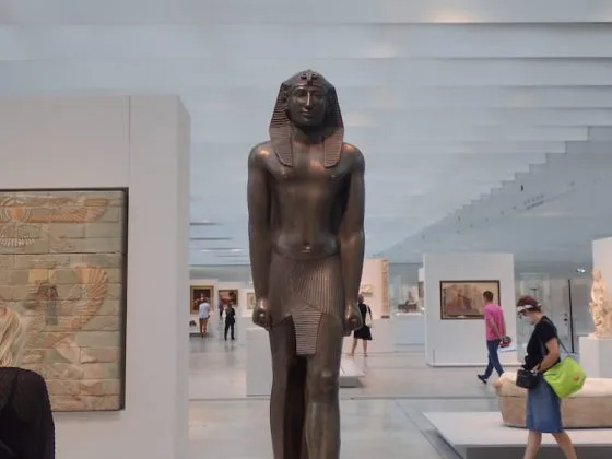Statue de pharaon dans la galerie du temps