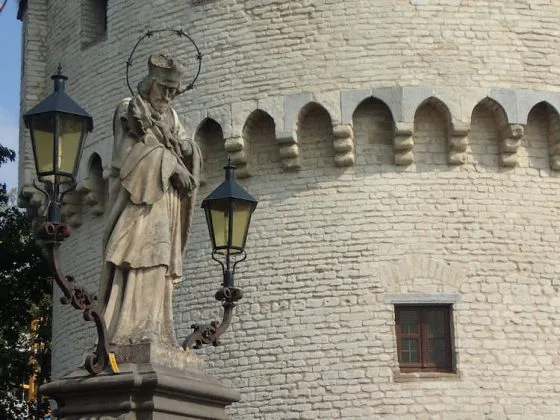 Statue sur le pont reliant les tours Broel