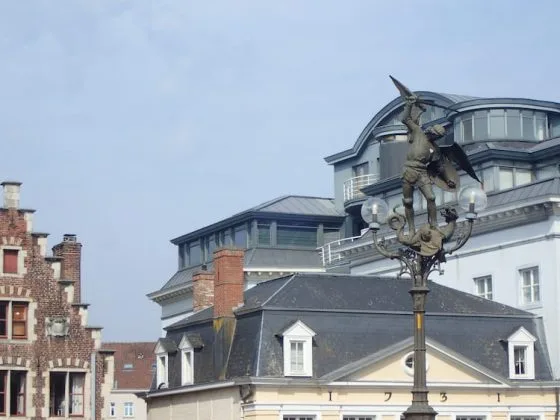 Lampadaire orné d'une statue de Saint-Michel sur le pont 