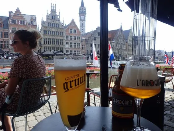 Une pause fraîcheur avec une bonne bière belge sur le Bar sur le Korenlei