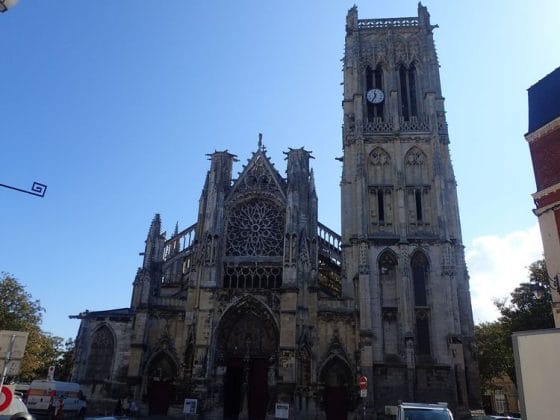 L'Église Saint-Jacques à Dieppe avec son horloge décalée