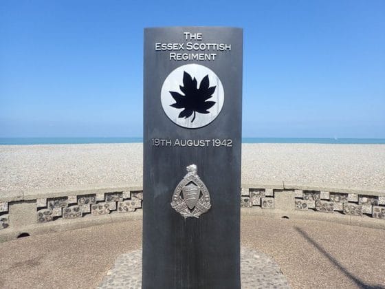 Petit monument à la mémoire des soldats canadiens, sur la plage de Dieppe