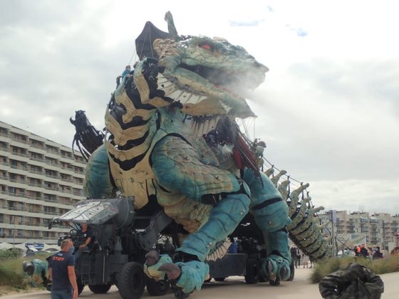 Le dragon arrose les passants