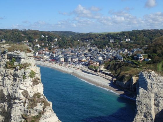 Vue sur le village d'Étretat depuis le haut des falaises