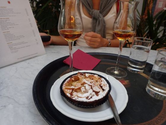2 verres de Bénédictine et une tarte aux pommes à la Bénédictine