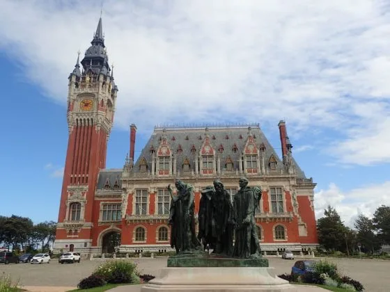 L'hôtel de ville et le monument des Bourgeois de Calais