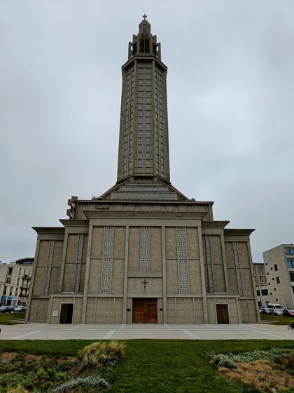 L’église Saint-Joseph est très austère vue de l'extérieur