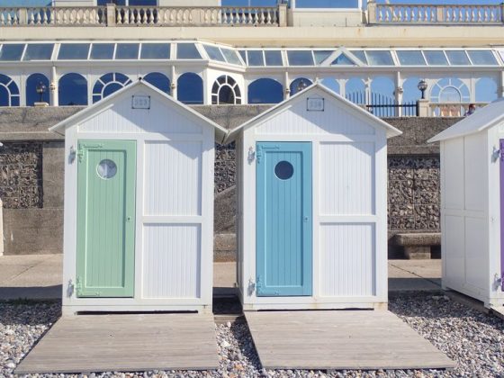 Cabines de plage aux portes pastel au Tréport