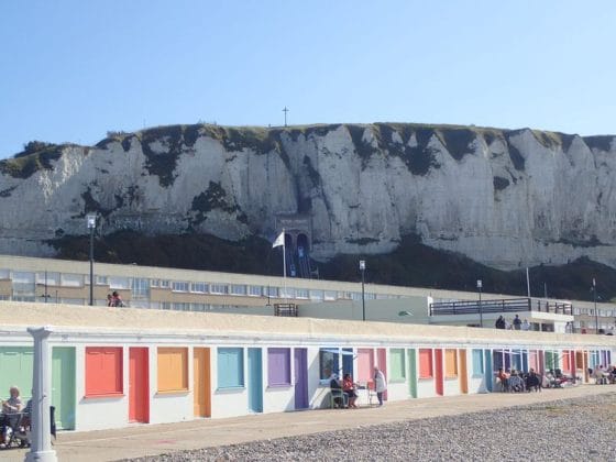 Cabines de plage au Tréport, avec le funiculaire qu'on aperçoit dans la falaise