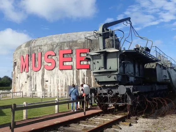 Façade du musée du mur de l'Atlantique avec le K5 sur les rails à côté