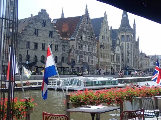 Bar sur le Korenlei à Gand