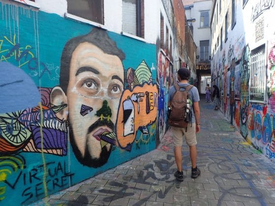 Ruelle remplie de street art à Gand
