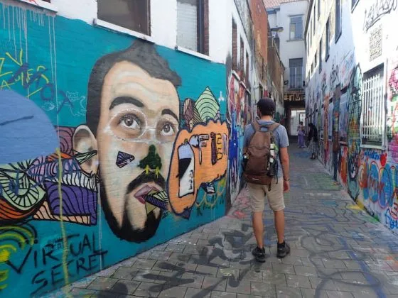 Ruelle remplie de street art à Gand
