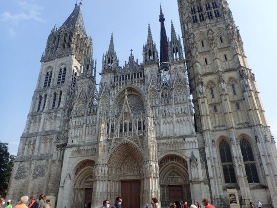 Façade avant de la Cathédrale : la tour Saint-Romain à gauche et la tour du Beurre à droite