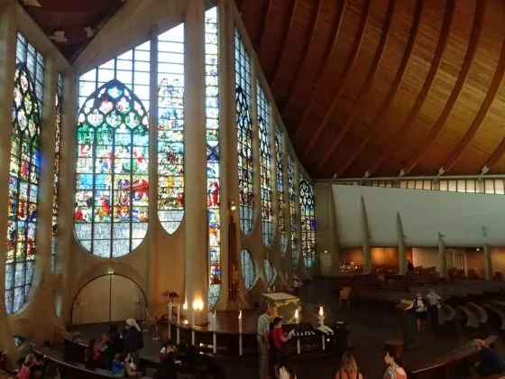 A l'intérieur de l’église Sainte-Jeanne-d’Arc